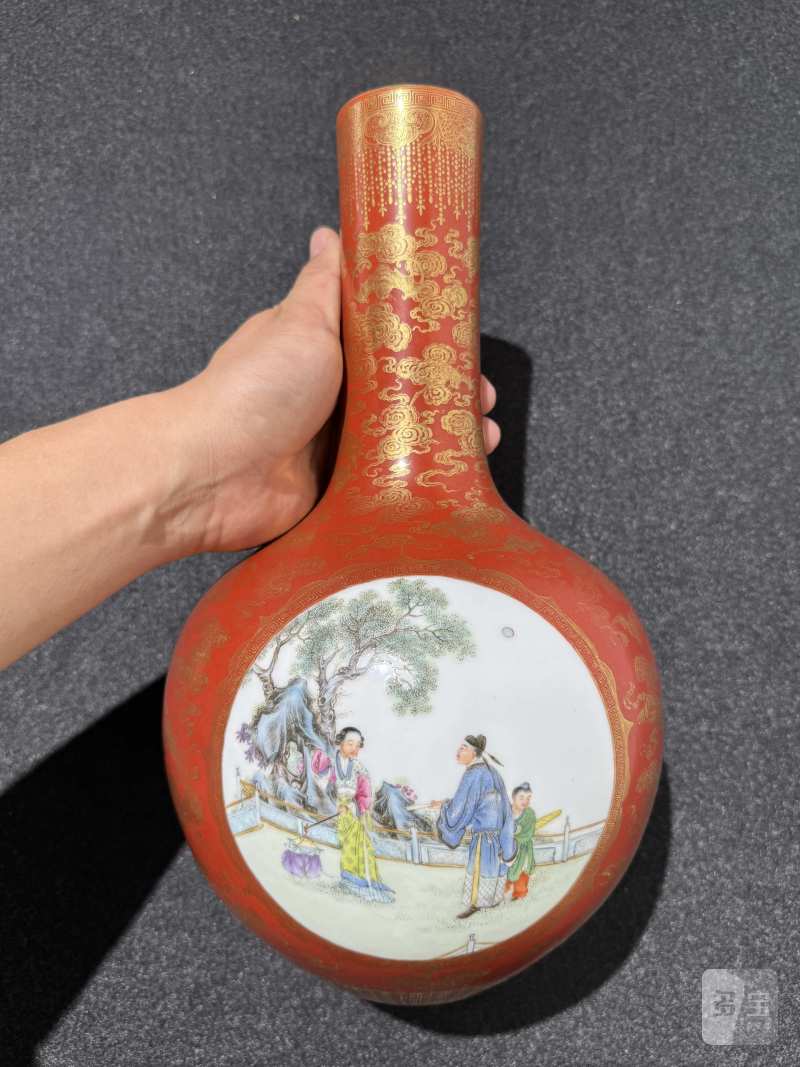 民国 珊瑚红地描金开窗粉彩人物故事图天球瓶 - 图3